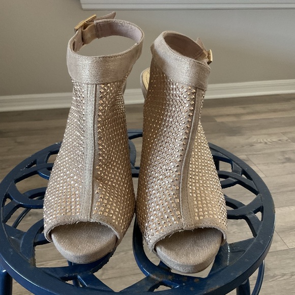 Jennifer Lopez Beige Studded Heels - Picture 5 of 12